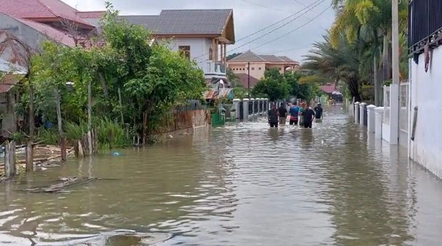Banjir di Gampong Blang Asan yang menggenangi jalan dan permukiman warga akibat curah hujan tinggi.
