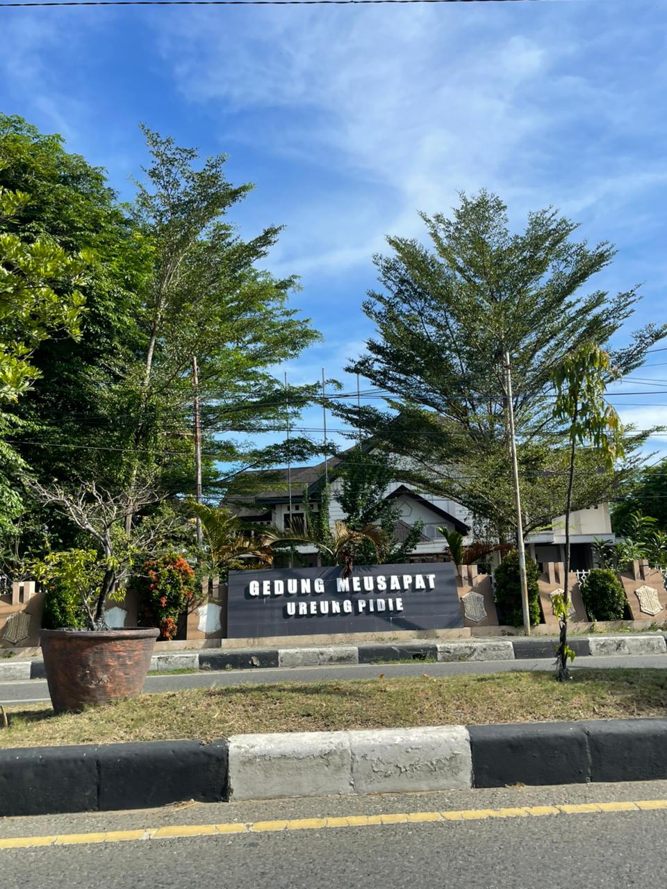 Gedung yang digunakan untuk kegiatan musyawarah, rapat, dan acara masyarakat gampong.